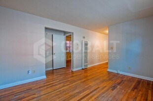 896 Greenwood Ave NE