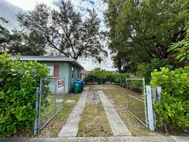 2292 NW 26th St in Miami, FL - Building Photo - Building Photo
