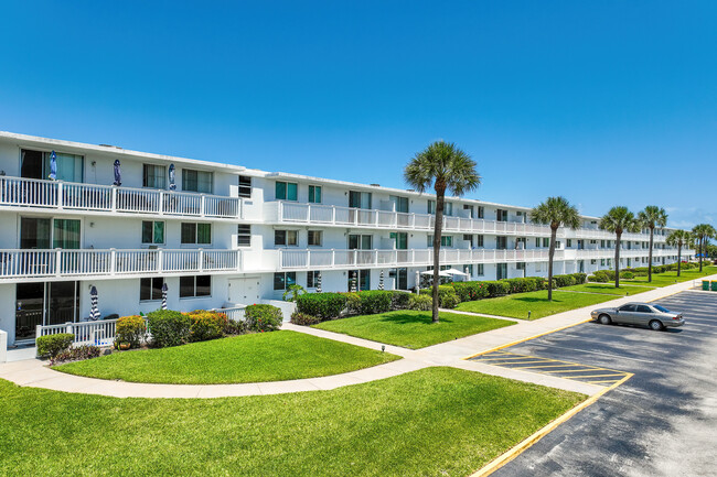 Saturn Condos in Cocoa Beach, FL - Foto de edificio - Building Photo