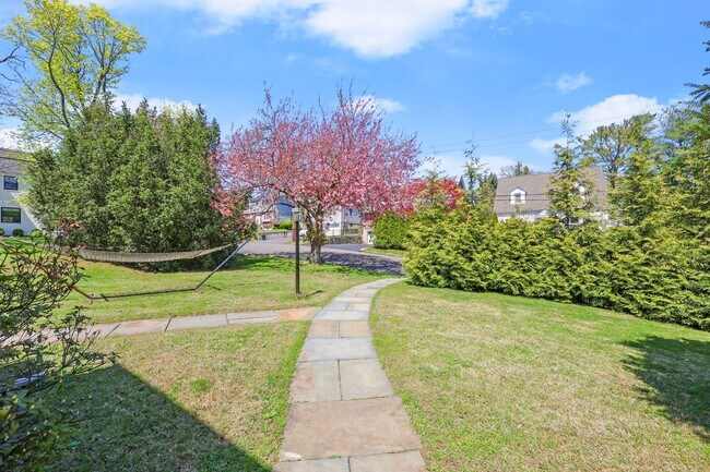 8 Reynolds Pl in Greenwich, CT - Building Photo - Building Photo