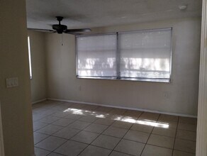 10817 Manchester Rd in Port Richey, FL - Building Photo - Building Photo