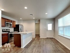 13011 Lineberry Ln in Saint Hedwig, TX - Foto de edificio - Building Photo