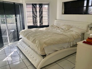 1601 NE 185th St in Miami, FL - Foto de edificio - Building Photo