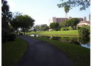 14527 Bonaire Blvd in Delray Beach, FL - Building Photo - Building Photo