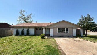 4800 Greenan Dr in Sand Springs, OK - Building Photo