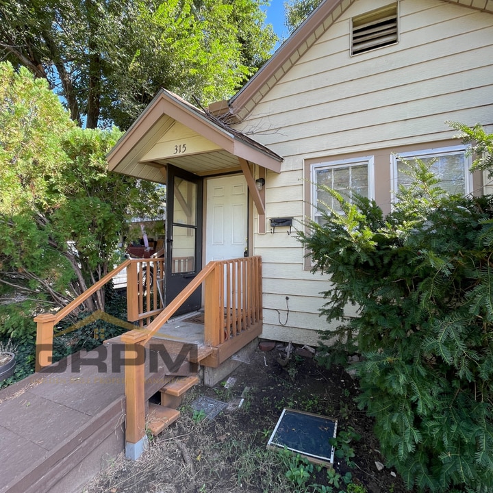315 W 7th Ave in Hutchinson, KS - Building Photo