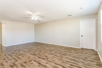 321 Daisy Ln in Burleson, TX - Foto de edificio - Building Photo