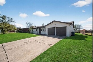 809 Michelle Dr in Everman, TX - Building Photo - Building Photo