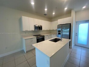 8001 NW 41st St, Unit F-202 in Doral, FL - Building Photo - Building Photo