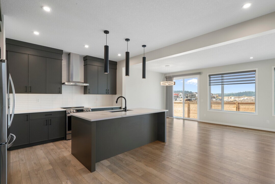 47 Royston Way NW in Calgary, AB - Building Photo