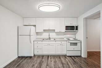 Royal Glen ~ Boutique Cottage Style Living Meets Hassle Free Leasing in Comstock Park, MI - Foto de edificio - Building Photo