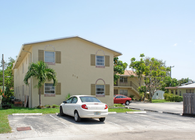 215 NW 25th St in Wilton Manors, FL - Building Photo - Building Photo