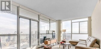 225 Webb Dr in Mississauga, ON - Building Photo