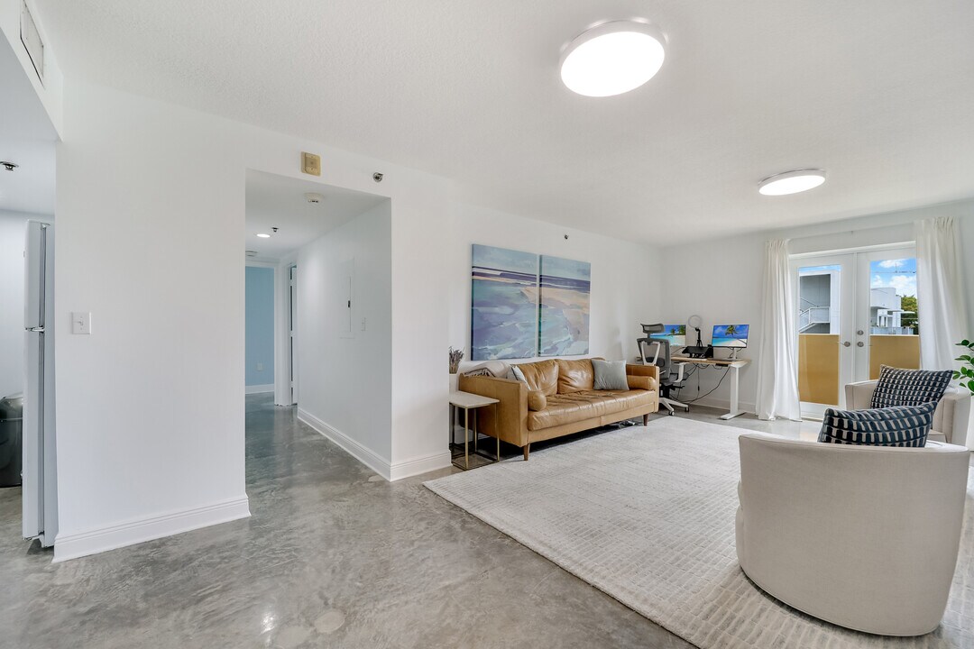 227 Michigan Ave, Unit 406 in Miami Beach, FL - Building Photo