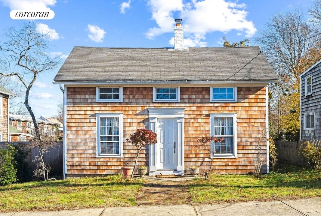 54 Howard St in Sag Harbor, NY - Building Photo