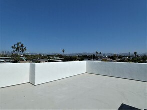 2410 Carmona Ave in Los Angeles, CA - Building Photo - Building Photo