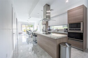 3461 SW 25th St in Miami, FL - Building Photo