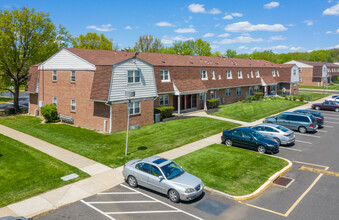 Foxwood Manor Apartments in Levittown, PA - Foto de edificio - Building Photo