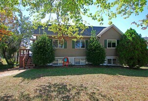 1041 Oak View Ct in Harrisonburg, VA - Building Photo