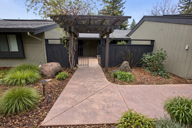 1118 Marina Cir in Davis, CA - Building Photo - Building Photo