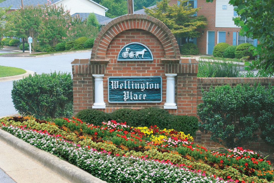 Wellington Place in Hickory, NC - Building Photo