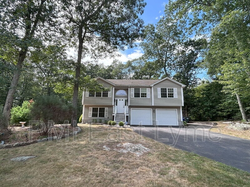 75 Great Brook Rd in Groton, CT - Building Photo