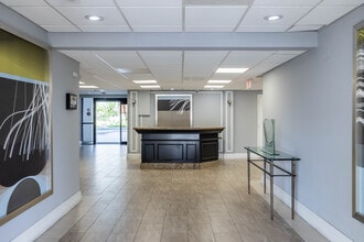 Grand Court Lakes in North Miami, FL - Foto de edificio - Lobby
