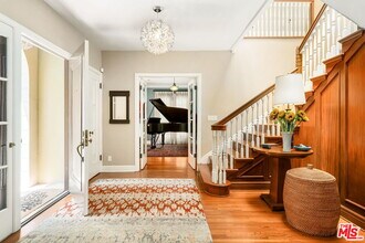 2000 N Hobart Blvd in Los Angeles, CA - Building Photo - Building Photo