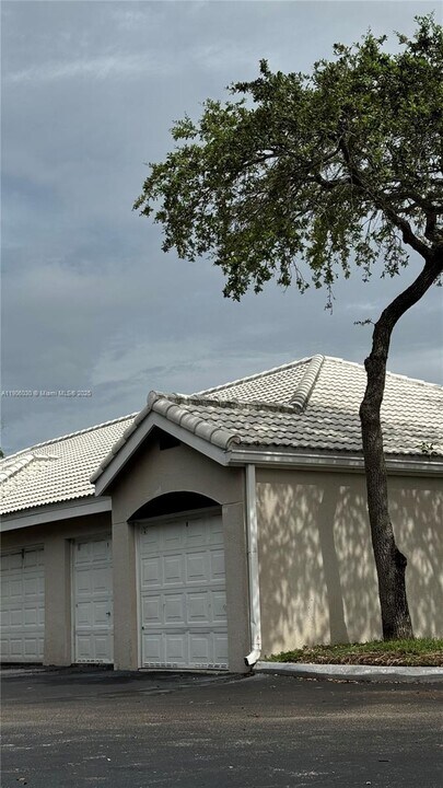 2831 N Oakland Forest Dr in Oakland Park, FL - Building Photo