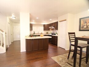 Everett Townhome...Water and sewer included in rent in Everett, WA - Building Photo - Building Photo