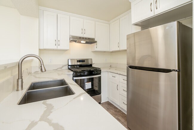 636 N HILL PLACE in Los Angeles, CA - Building Photo - Interior Photo