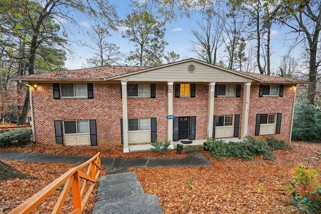 2520 Peachwood Cir NE in Atlanta, GA - Foto de edificio - Building Photo