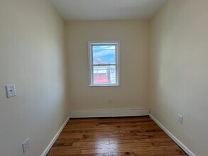 151 Myrtle Ave, Unit 2 in Jersey City, NJ - Foto de edificio - Building Photo