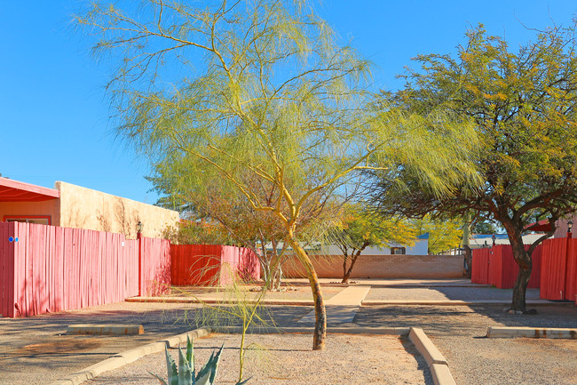 Glenn Plaza Apartments in Tucson, AZ - Foto de edificio - Building Photo