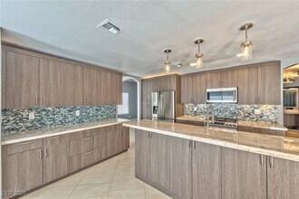 2209 Crestline Falls Pl in Las Vegas, NV - Foto de edificio - Building Photo