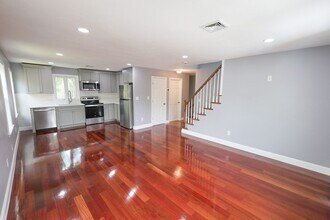 70 Mt Hope St, Unit 2 in Boston, MA - Building Photo - Building Photo