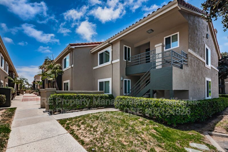 7405 Charmant Dr in San Diego, CA - Building Photo