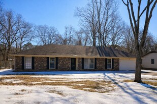 110 Commanche Trl in Jackson, TN - Building Photo