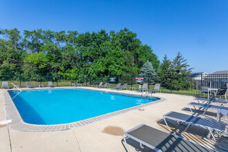 Danbury Court Apartments in Bloomington, IL - Building Photo - Building Photo