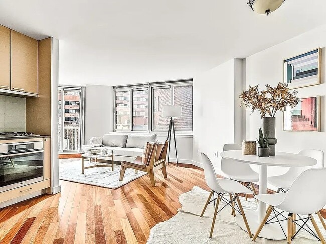 property at 206 E 95th St