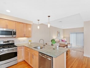 321 Hammond Pond Pky, Unit 106 in Chestnut Hill, MA - Building Photo - Building Photo