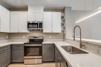 5262 Ella Blvd in Houston, TX - Building Photo - Building Photo