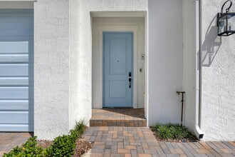 105 SE Birch Ter in Stuart, FL - Foto de edificio - Building Photo