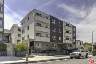 5030 Rosewood Ave in Los Angeles, CA - Building Photo