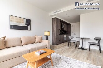 280 E Houston St in New York, NY - Building Photo - Building Photo