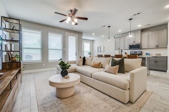 517 Hutchinson Ln in Lewisville, TX - Building Photo - Building Photo