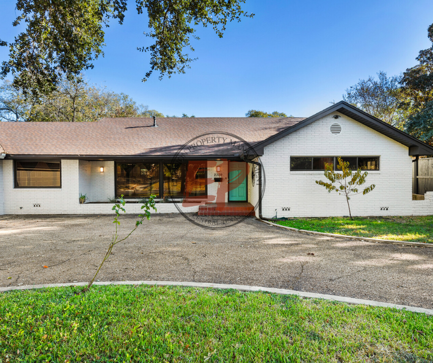 2309 Wooded Acres Dr in Waco, TX - Building Photo