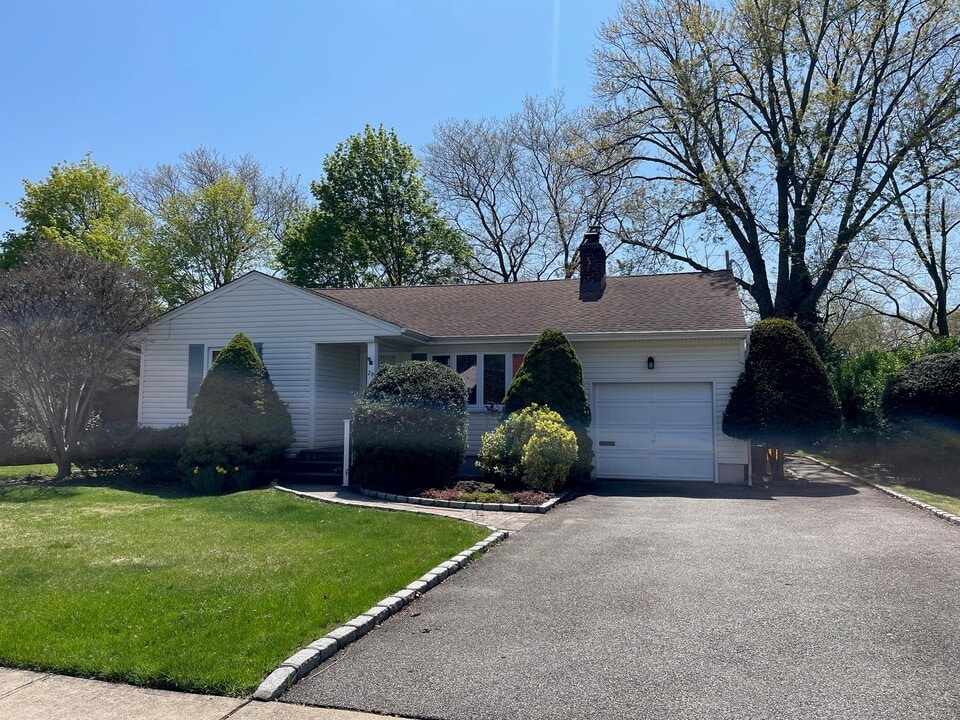 20 Gainsboro Ln in Syosset, NY - Building Photo