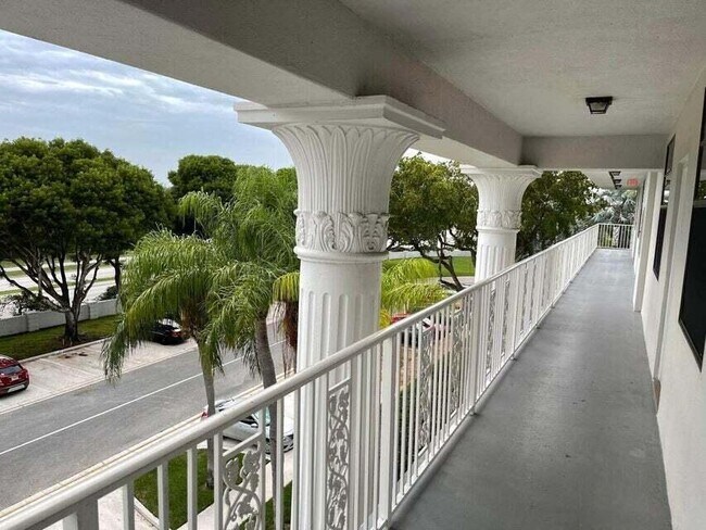 3710 Whitehall Dr, Unit 304 in West Palm Beach, FL - Building Photo - Building Photo