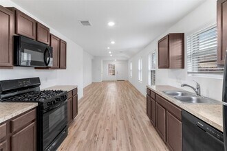 8706 Wooster Trails Dr in Baytown, TX - Building Photo - Building Photo